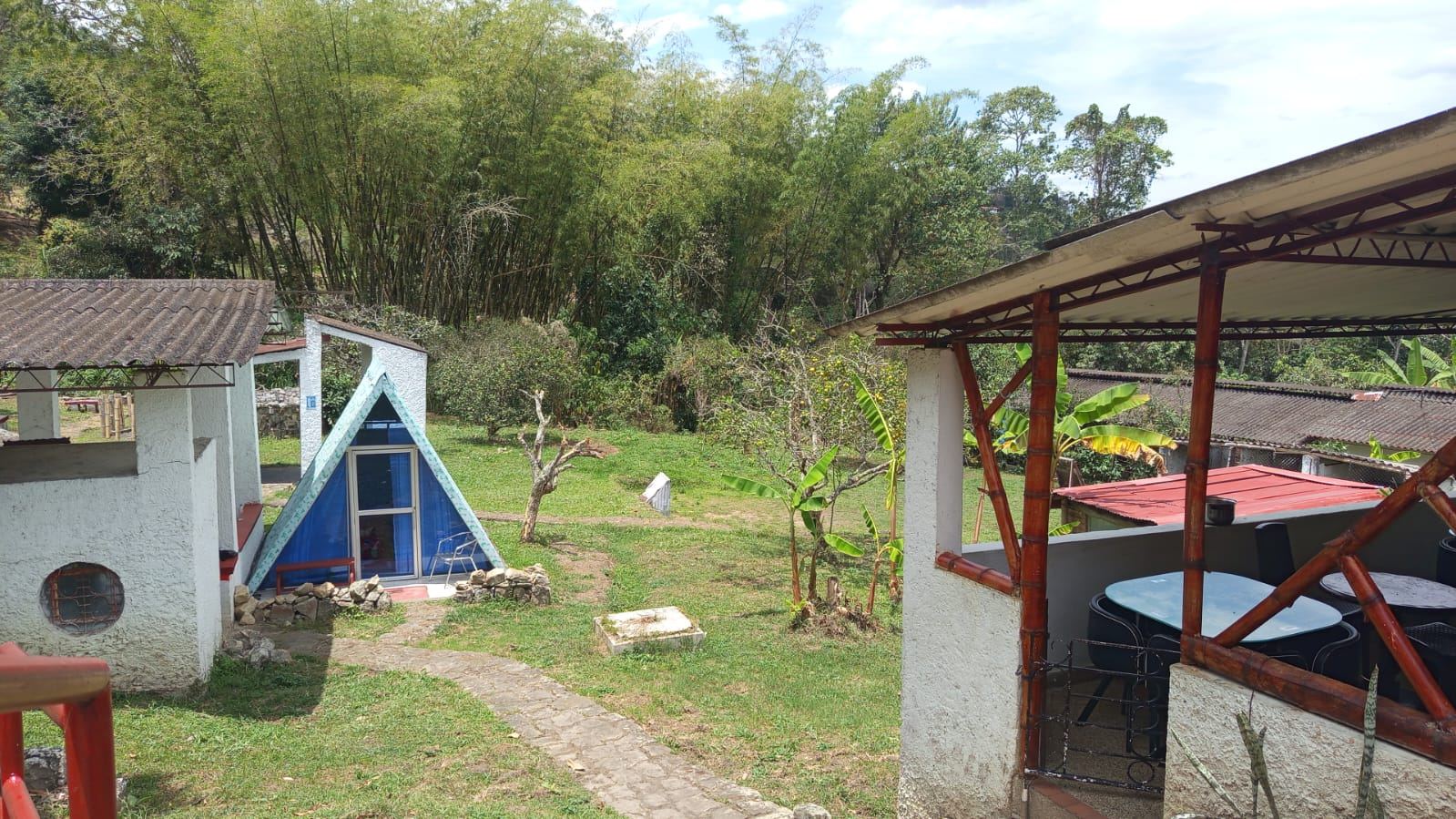 Cabaña y zonas verdes