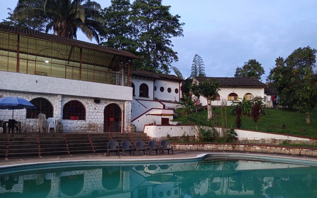 Piscina y casa principal de la sede campestre de Fundación Criar