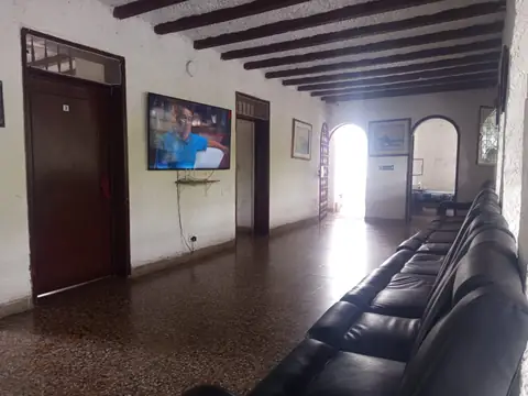 Sala de televisión con sofás
