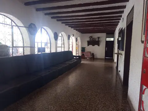 Zona de estar con ventanales en arco