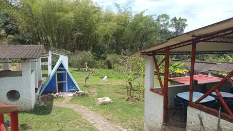 Cabaña y zonas verdes de la sede